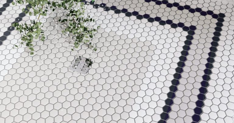 Mozaika w łazience – praktyczne i stylowe pomysły na efektowną przestrzeń