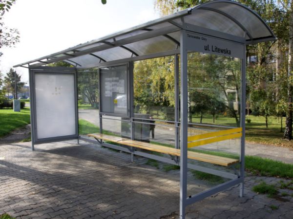 Zimowy komfort pasażera: czy ogrzewane wiaty przystankowe to luksus?